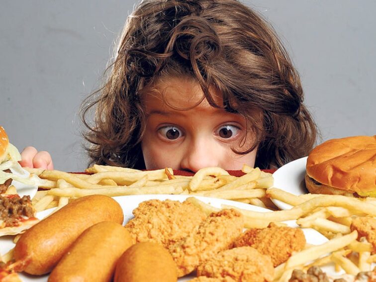 bambina con alimenti ultraprocessati