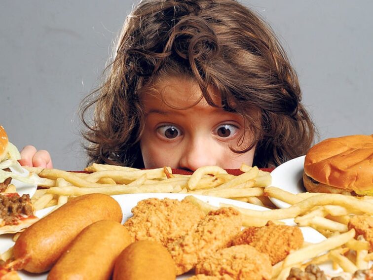 bambina con alimenti ultraprocessati