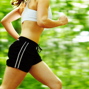 ragazza in forma che corre e fa sport