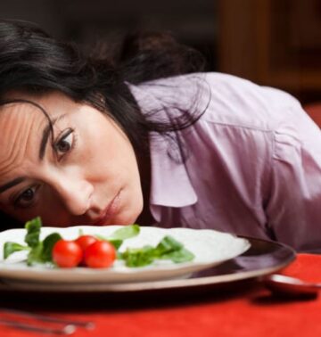 donna che mangia poco