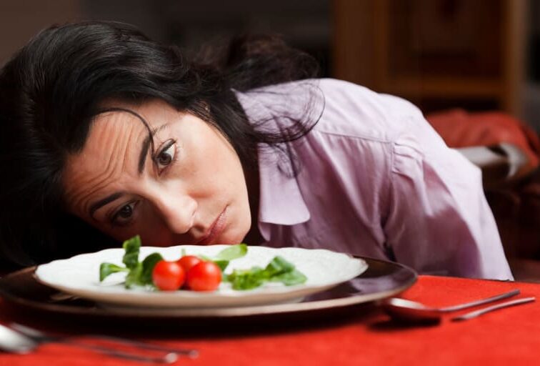 donna che mangia poco