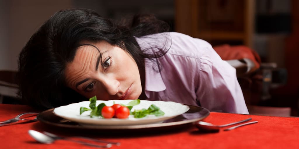 donna che mangia poco